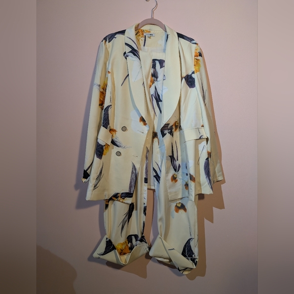 Beautiful floral power suit - Picture 3 of 4